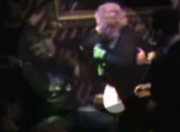 Şok Görüntüler / Muazzez Abacı... İŞTE KEMANCIYI TOKATLAMA VİDEOSU...