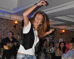 İpek Tuzcuoğlu... EĞLENMEYE DOYAMADI!