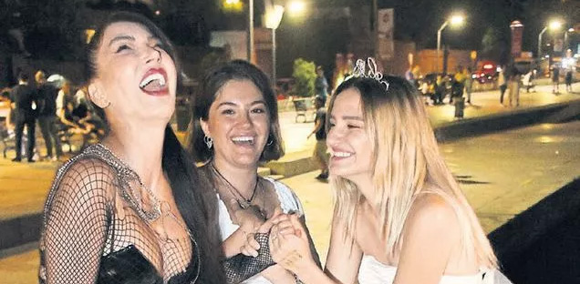 Hande Yener... BEKARLIĞA VEDA PARTİSİNDE GELİN ADAYINA BÜYÜK SÜRPRİZ!