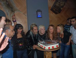 Tarık Mengüç? YENİ ALBÜMÜNÜ YENİ MEKANDA TANITTI?