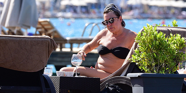 Oya Başar... BİKİNİ SHOW!