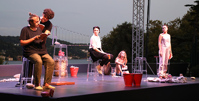 Birhan Keskin...  ŞİİRLERİYLE MÜZEDE SAHNE ETKİNLİĞİNDE SEYİRCİYLE BULUŞTU!