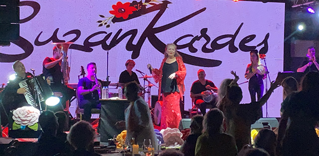 Suzan Kardeş... ZEKİ MÜREN VE MÜZEYYEN SENAR'IN ŞARKILARINI SESLENDİRDİ!