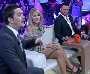 Demet Akalın... AÇILDIKÇA AÇILDI!...