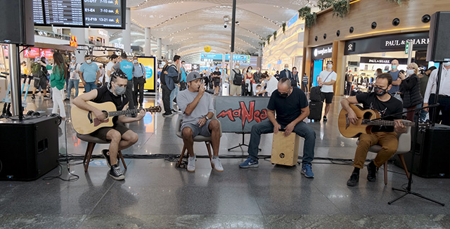 Manga... HAVALİMANI’NDA SÜRPRİZ KONSER!