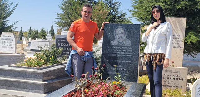 Magazinkolik Özel Haber/ Ece Gürsel - Gökay Kalaycıoğlu... NEŞET ERTAŞ'IN MEZARINI ZİYARET ETTİLER!