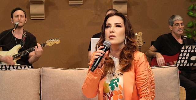 Yonca Lodi... AKUSTİK AÇILIŞI 'KIZIL KIYAMET' İLE YAPTI!