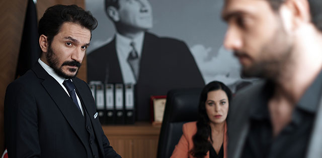 Kalp Yarası... FERİT, AYŞE’NİN AVUKATI OLMAYA KARAR VERİR!