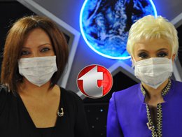 Gülgun Feyman ve Burçin Şimşek... DOMUZ GRİBİ HABERİNİ MASKEYLE SUNDULAR...