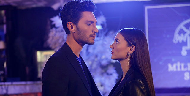 Aşk Mantık İntikam... ESRA OZAN'DAN UZAK DURMAYA ÇALIŞIR!