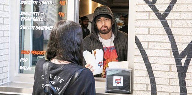 ABD'li rapçi Eminem... MAKARNACI OLDU!