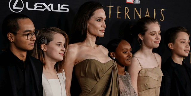 Angelina Jolie... 5 ÇOCUĞU İLE GALADA!