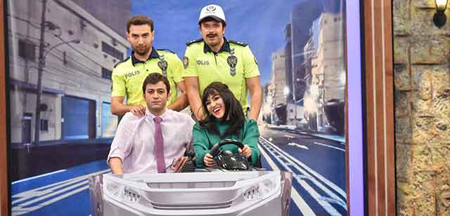 Çok Güzel Hareketler 2... LEVENT KIRCA'YA SELAM ÇAKTILAR!