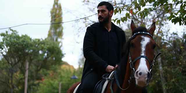 Kanunsuz Topraklar... MALİK BEY İNTİHARA YELTENİR!