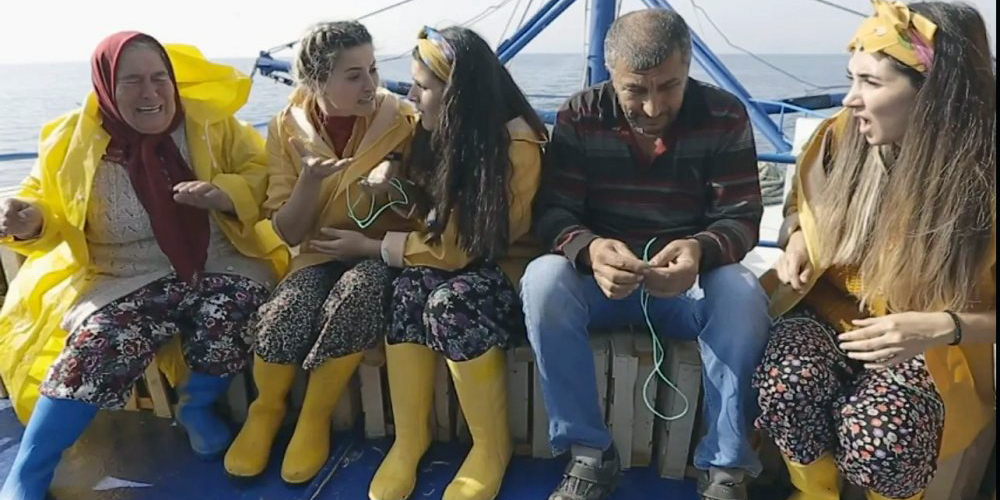 Bizim Köyün Kızları... TEKNEDE PANİK; TALİHSİZ KAZA!