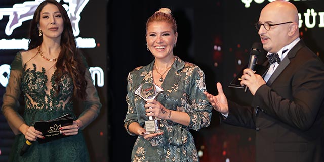 Gülben Ergen... 'ÇOCUKLAR GÜLSÜN DİYE' ANLAMLI BAĞIŞ!