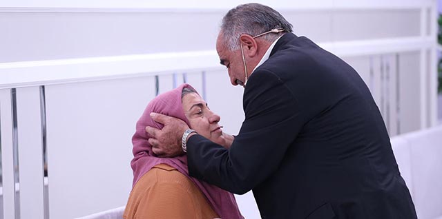 Esra Erol'da... 38 YILLIK AŞKINA KAVUŞTU!
