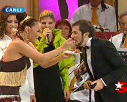 Ebru Gündeş... KAZMA ŞAİR AĞLATTI!