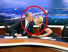 Uğur Dündar... CANLI YAYINDA SEDA SAYAN'I ALNINDAN ÖPTÜ !...