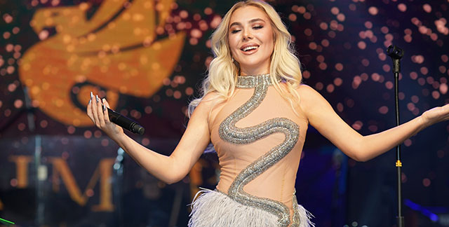 Meltem Erensoylu... YILBAŞININ EN İLGİNÇ ELBİSESİ!