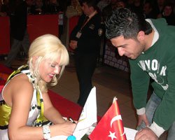 Hamiyet... HAYRANLARI İLE BULUŞTU!