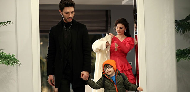 Aşk Mantık İntikam... OZAN İLE ESRA MUTLU AİLE GİBİ DAVRANIYOR!
