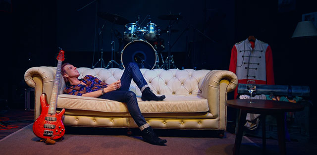 Soner Arıca... 'ISLAK MENDİL'E SAHNEDE KLİP!