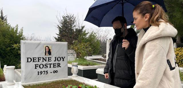 Defne Joy Foster... 11. ÖLÜM YILINDA MEZARI BAŞINDA ANILDI!