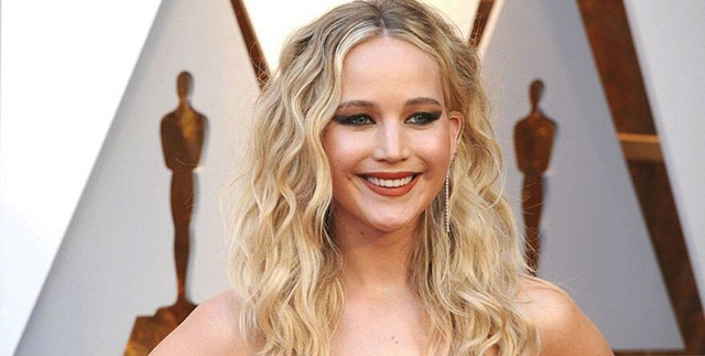 Jennifer Lawrence... ANNE OLDU!