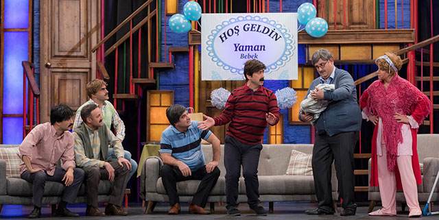 Güldür Güldür Show... YALAVUT İSMAİL BEBEĞİN MAMALARINA GÖZ DİKERSE!