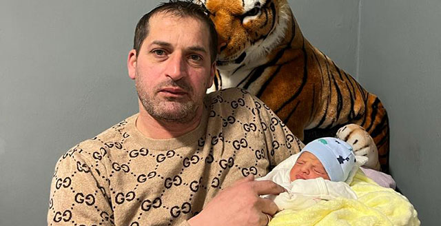 Ayaz Ayazoğlu... İKİNCİ ÇOCUĞUNU KUCAĞINA ALDI!