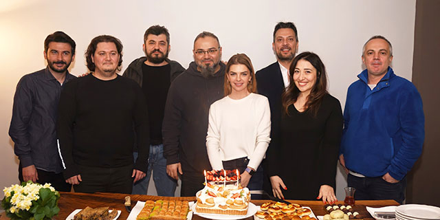 Şaşırt Beni... TİYATROYA SAHNESİNE YILDIZ YAĞACAK!