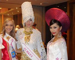 Miss Model of World 2009... DERYA ÇİMEN ÇİN'DE GÖZ KAMAŞTIRIYOR!