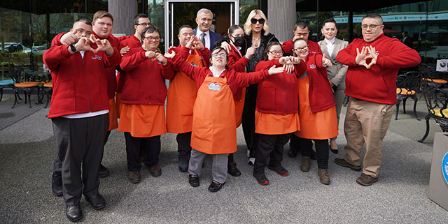 Seda Sayan... ÜSKÜDAR'DA ÖZEL ÇOCUKLAR İLE BULUŞTU!