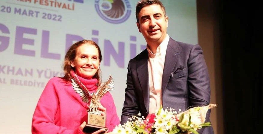 Nur Sürer... ONUR ÖDÜLÜ'NE DEĞER BULUNDU!