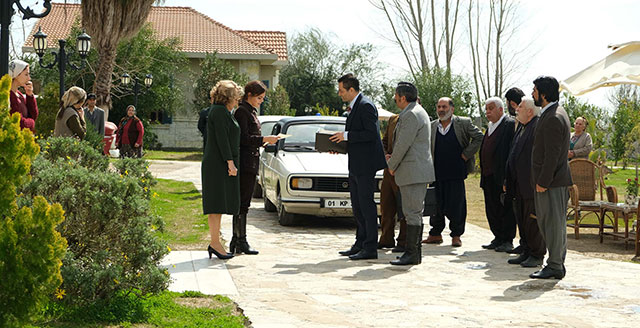 Bir Zamanlar Çukurova... ZÜLEYHA KÖŞEYE SIKIŞIYOR KONAĞA HACİZ GELİYOR!