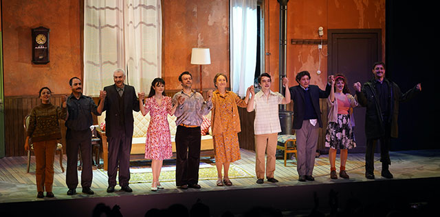 Demet Akbağ... AYDINLIKEVLER’ KAHKAHALAR VE ALKIŞLARLA PRÖMİYER YAPTI!