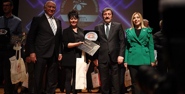 Mehtap Bayri... ZEYTİN YETİŞTİRİCİSİ OLARAK ÖDÜLLENDİRİLDİ!