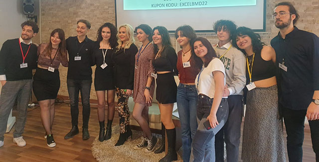 Özlem Savaş... BOĞAZİÇİ'Lİ ÖĞRENCİLERLE HASRET GİDERDİ!