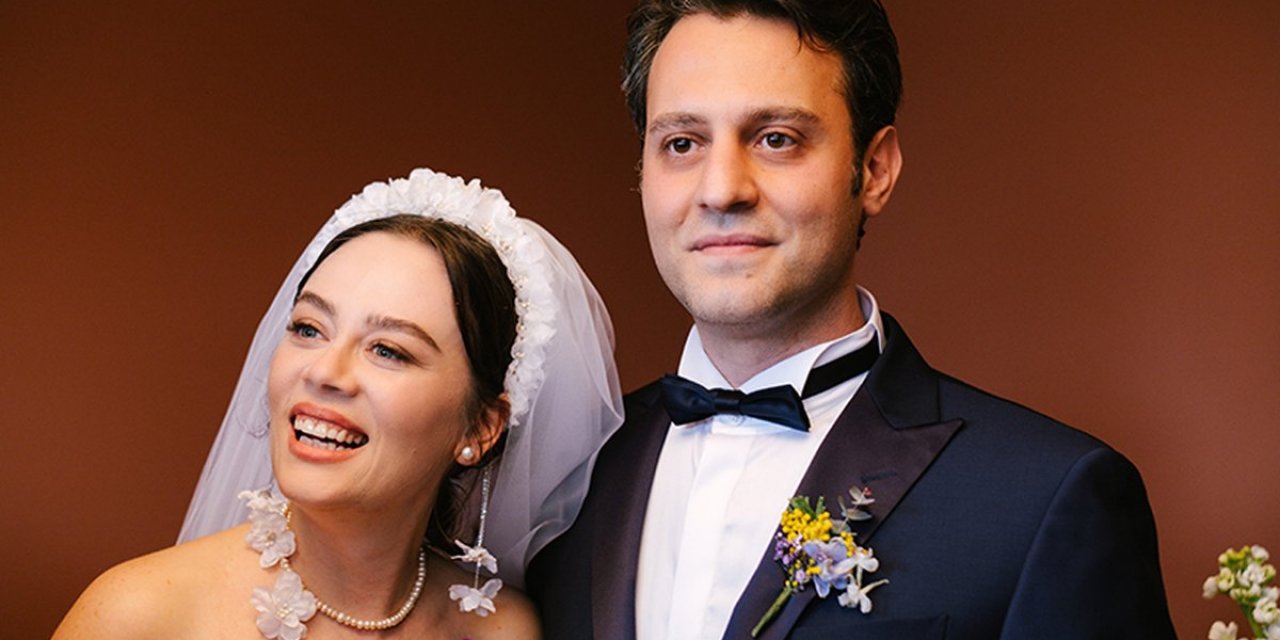 Demet Evgar... DERİN GÖGÜS DEKOLTELİ ANNE POZU!