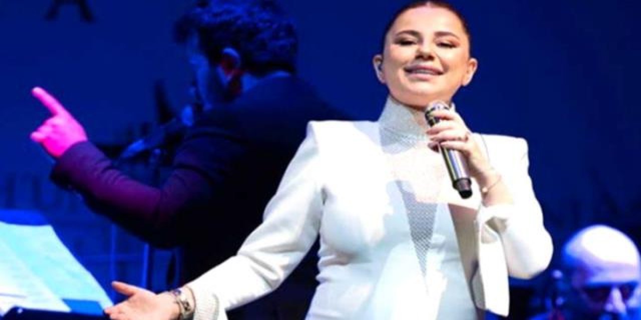 Merve Özbey… KARNI BURNUNDA SAHNEYE ÇIKTI