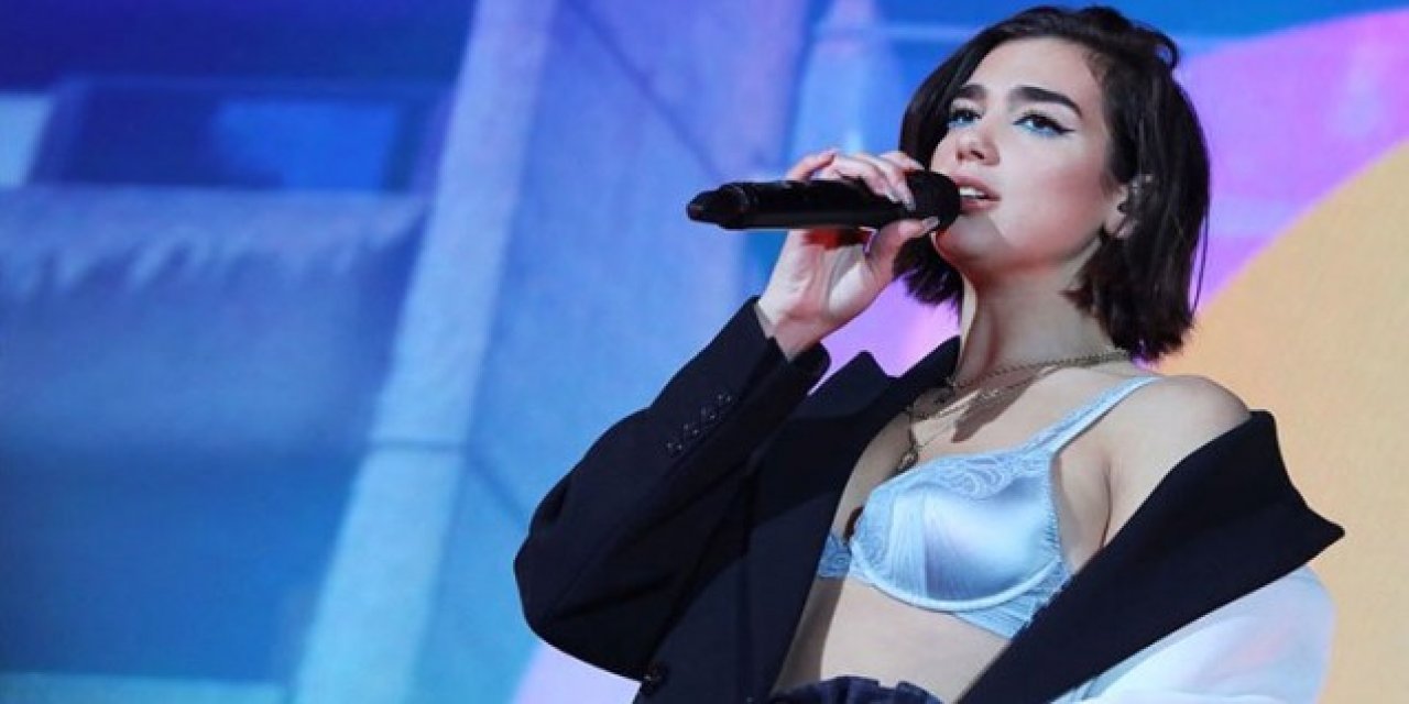 Dua Lipa... KIZ ARKADAŞI GÖGÜSLERİNİ ELLEDİ OLAY OLDU!