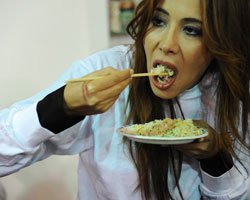 Ebru Güzel-Tuğba Karaca... ÇUBUKLA PİLAV YEME YARIŞINDA ZORLANDILAR!