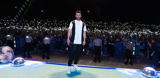 Emre Kaya... SAHNE ÇOKTÜ, BAŞKA SAHNEDE KONSER VERDİ!