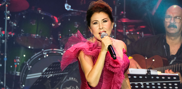 Nilüfer... 'HEPİNİZİ ÇOK ÖZLEMİŞİM!'