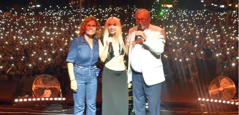 Gülşen... BAŞKAN'DAN KIYAFET YORUMU; 'GÜLŞEN'İ KAPALI GÖRMEYE ALIŞKIN DEĞİLİZ!'