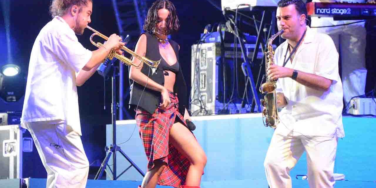 Zeynep Bastık... 20 BİN KİŞİYE SÖYLEDİ!