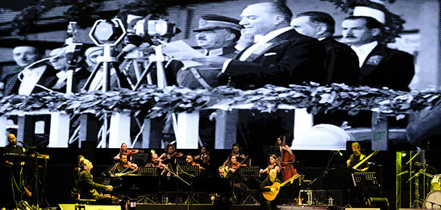 Fahir Atakoğlu... BOĞAZ'DA ÖLÜMSÜZ MELODİLER!