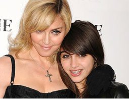 Madonna...ANA KIZ KOLKOLA KIRMIZI HALIDA!...