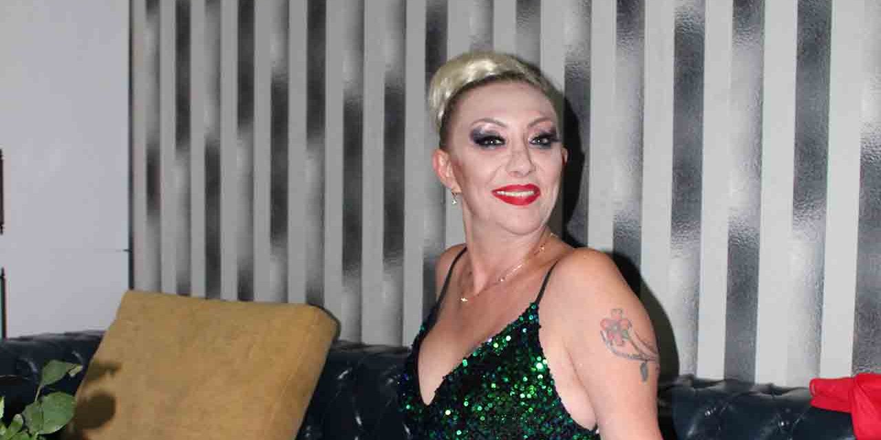 Magazinkolik özel haber / Güllü... 20 GÜNLÜK ANNEANNE SAHNEDE ESTİ!